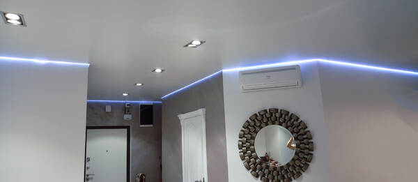 Парящий натяжной потолок в квартиру-студию